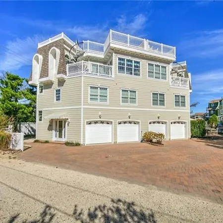Ocean Block, Single Family, Beach Badges, Beach Equipment, Elevator, Roof Top Deck, Wifi, North Beach Ocean Block Townhome On Private Lane, Steps To,